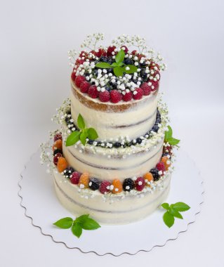 Düğün pastası çilek ve fesleğen yaprakları ile üç katmanlı