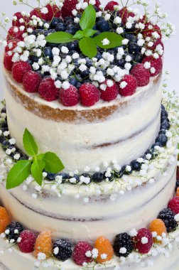 Düğün pastası çilek ve fesleğen yaprakları ile üç katmanlı