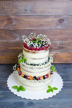 Düğün pastası çilek ve fesleğen yaprakları ile üç katmanlı