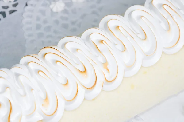 Torta de merengue quemado torta rollo con mermelada exótica —  Fotos de Stock