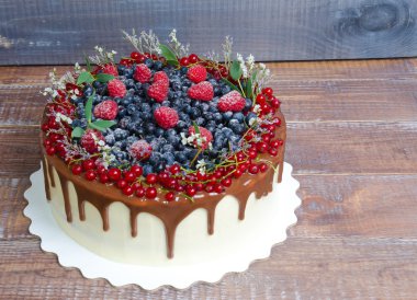 Lezzetli çikolata renkli damla kek çilek ile