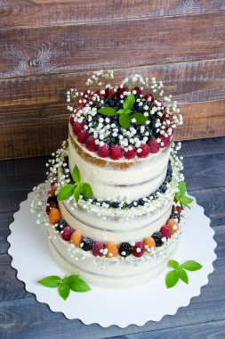Düğün pastası çilek ve fesleğen yaprakları ile üç katmanlı