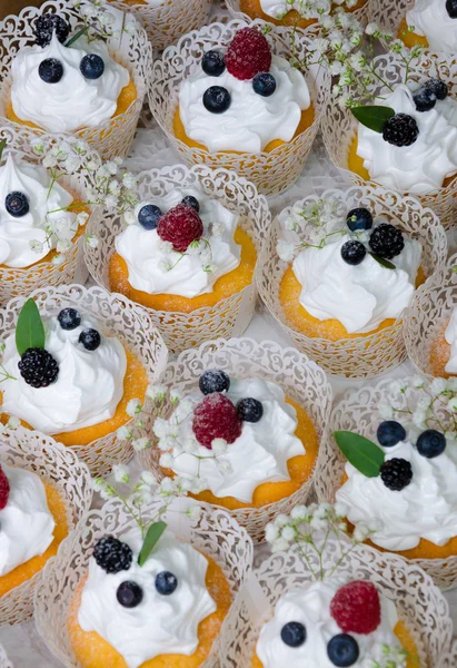 wedding cream cheese cupcake set with berries