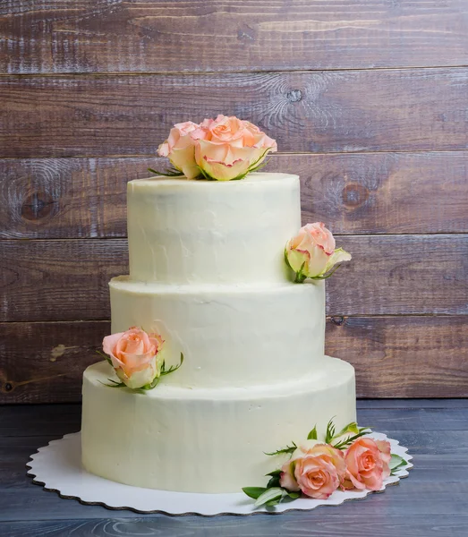 Třemi vrstvami svatební dort smetanový sýr s růžemi a oliv lea — Stock fotografie