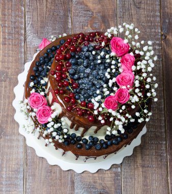 İki katmanlı renk damla düğün pastası ile bilberries, kırmızı kuş üzümü