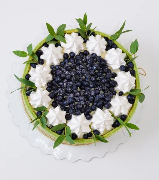 Летний фруктовый торт в фисташковом печенье с биллберри — стоковое фото