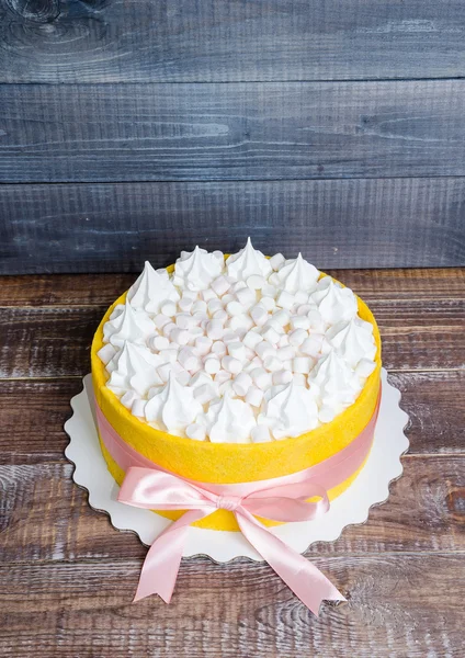 Vanilya merengue ve mars ile sarı bir bisküvi kek haddelenmiş — Stok fotoğraf