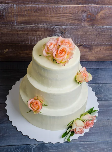 Three layered wedding cream cheese cake with roses and olive lea — Stock Photo, Image