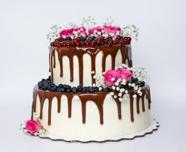 Two layered color drip wedding cake with bilberries, red currant — Stock Photo, Image