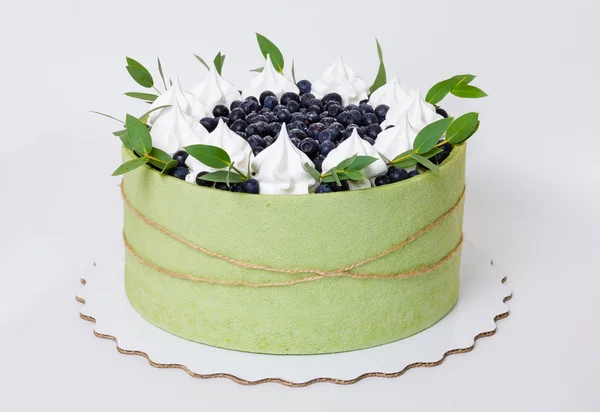 Летний фруктовый торт в фисташковом печенье с биллберри — стоковое фото