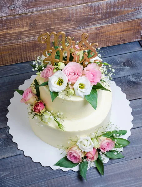 Två lager färskost bröllopstårta med rosor och Prärieklocka — Stockfoto