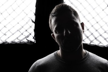 koyu arka plan üzerinde anonim portre