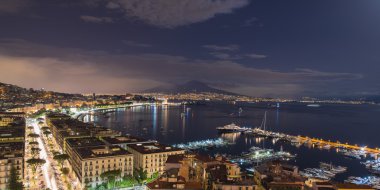 Napoli körfezindeki villasının gece görünümü
