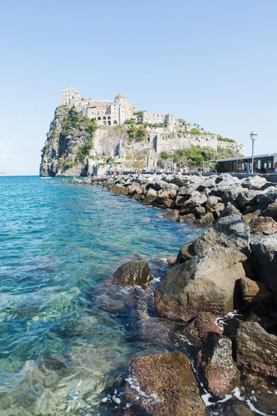 Vista del castillo aragonés de Ischia — Foto de Stock