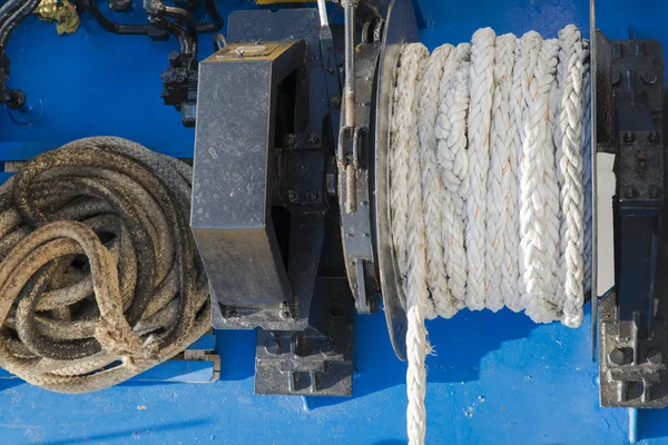 Detalhe de cordas e tirantes no convés do navio — Fotografia de Stock