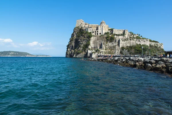 Vista del castillo aragonés de Ischia — Foto de Stock