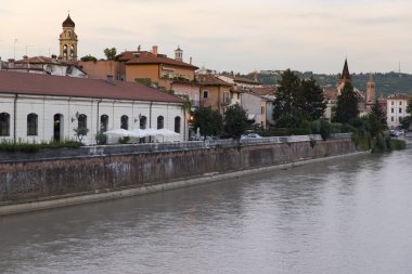 Verona şehri Adige Nehri görünümünü