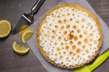 limon ve İtalyan beze tart