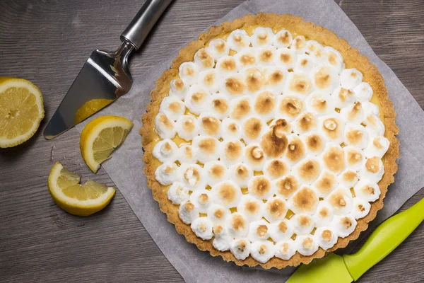 Tart with lemon and Italian meringue — Stock Photo, Image