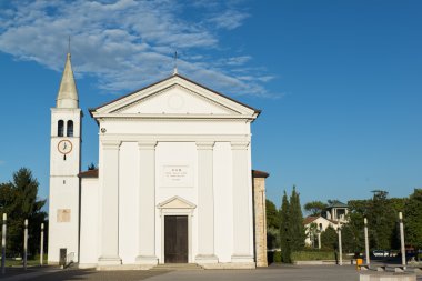 Eski çan kulesi merkezi kare Fiume Veneto