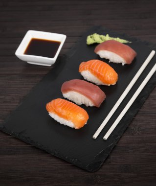 Suşi kayrak bir tabakta