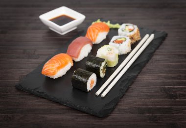 Suşi kayrak bir tabakta