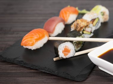 Suşi kayrak bir tabakta