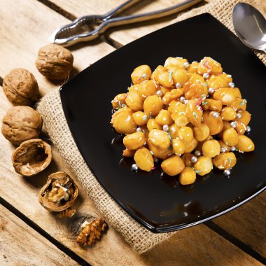 struffoli ve bitkisel çay ile ahşap masa