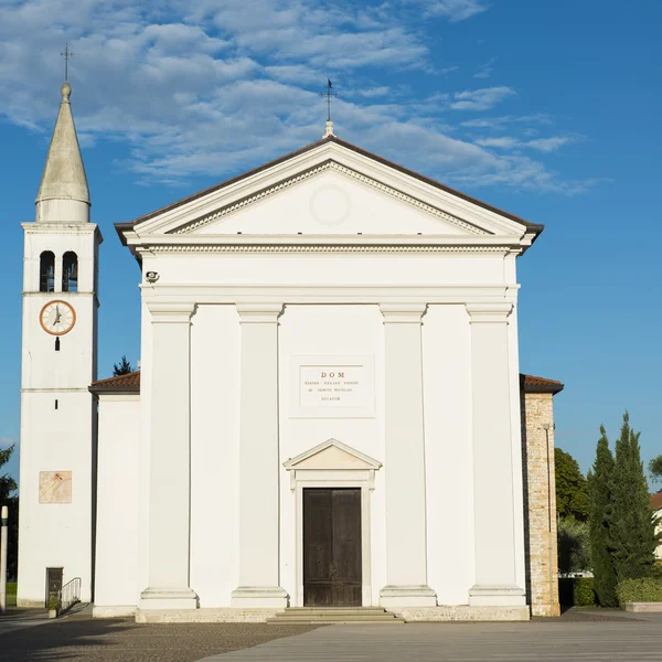 Antiga torre sineira na praça central Fiume Veneto — Fotografia de Stock