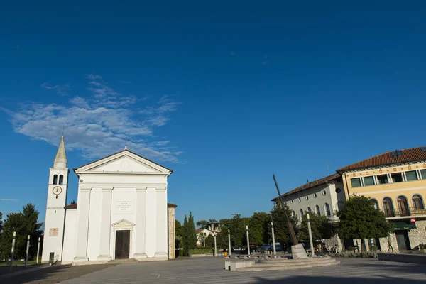 Antiga torre sineira na praça central Fiume Veneto — Fotografia de Stock