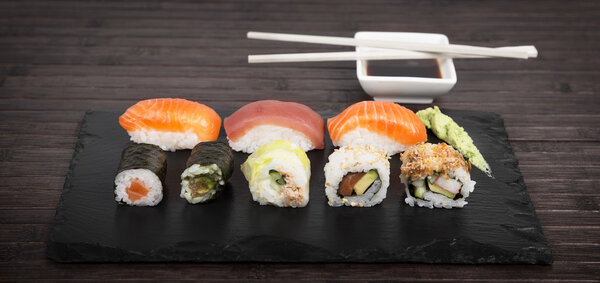 Суши подаются на тарелке с начинкой
