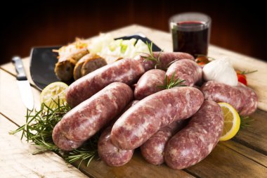 çeşitli sebzeler taze sosis