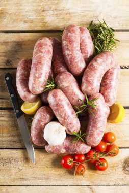 çeşitli sebzeler taze sosis