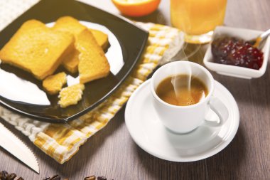 Kahvaltı sevenler ahşap masaya servis