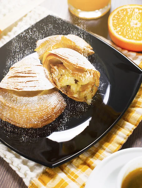 Frukost älskare serveras på träbord — Stockfoto