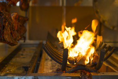 pişmiş domuz eti ve ızgarada hazırlanan