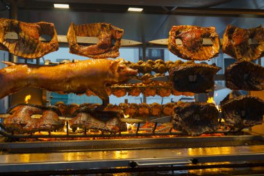 pişmiş domuz eti ve ızgarada hazırlanan