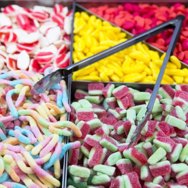 Marshmallow ile dolu konteynerler