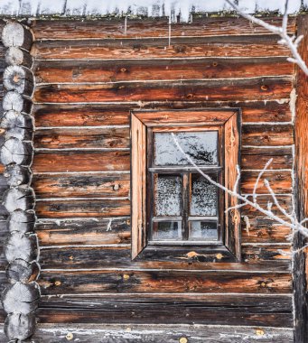 Eski bir kulübede donmuş bir pencere. Fotoğraf Suzdal şehrindeki Tahta Mimarlık Müzesi 'nde çekildi..