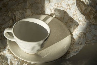 Gün batımında buruşuk desenli seramik bardak.