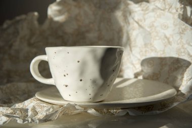 Gün batımında buruşuk desenli seramik bardak.