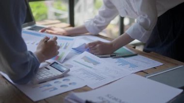 İşletme finans ve pazarlama ile ilgili evraklar üzerinde çalışmalar ve beyin fırtınaları yapılıyor..