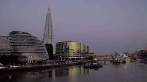 London/Storbritannien Pan 6 September 2015 - från Thames flodbåt till Tower Bridge och World Trade Centre. Tagit en tydlig höst morgon med gyllene ljus och i 4k — Stockvideo