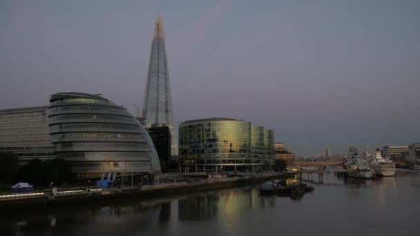 LONDRA / REGNO UNITO 6 SETTEMBRE 2015 - Pan da una barca fluviale del Tamigi a Tower Bridge e al World Trade Centre. Preso in una chiara mattinata autunnale con luce dorata e in 4K — Video Stock