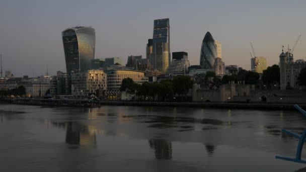 London/Storbritannien Pan 6 September 2015 - från Thames flodbåt till Tower Bridge och World Trade Centre. Tagit en tydlig höst morgon med gyllene ljus och i 4k — Stockvideo