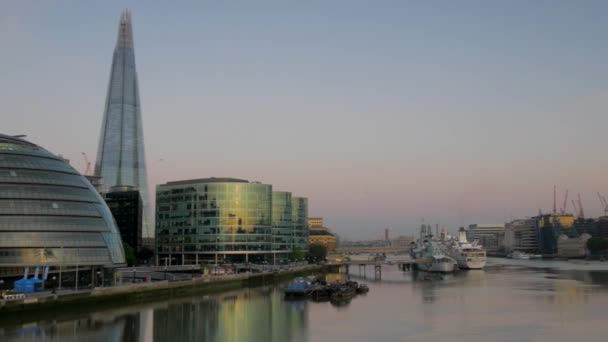 LONDRES / REINO UNIDO 6 DE SEPTIEMBRE DE 2015 - Pan desde un barco del río Támesis hasta Tower Bridge y el World Trade Centre. Tomado en una mañana clara de otoño con luz dorada y en 4K — Vídeo de stock