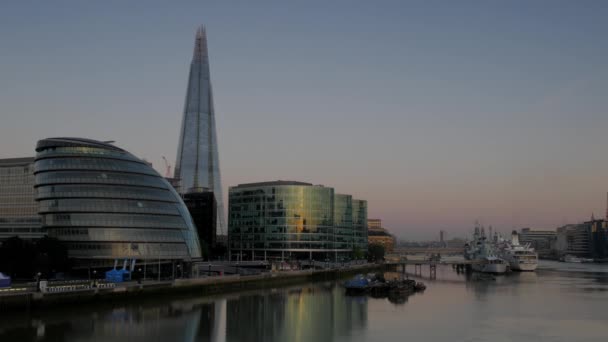 Londra/İngiltere 6 Eylül 2015 - Pan bir Thames Nehri tekne Tower Bridge ve Dünya Ticaret Merkezi. Bir açık sonbahar sabahı Altın ışık ve 4 k üzerinde gerçekleştirilen — Stok video