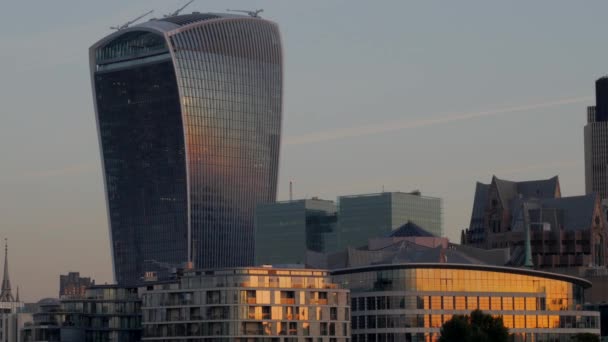 伦敦/英国 2015 年 9 月 6 日-潘从泰晤士河河船到伦敦塔桥和世界贸易中心。采取在一个清秋的早晨，金色的光芒，在 4k — 图库视频影像