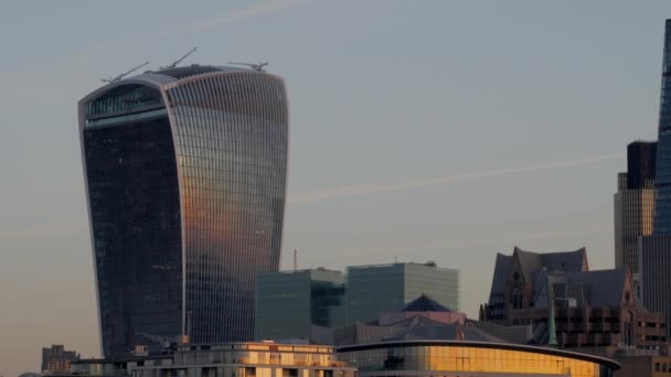 LONDRES / REINO UNIDO 6 DE SEPTIEMBRE DE 2015 - Pan desde un barco del río Támesis hasta Tower Bridge y el World Trade Centre. Tomado en una mañana clara de otoño con luz dorada y en 4K — Vídeos de Stock