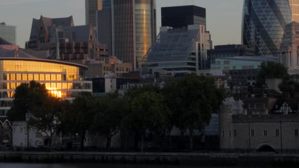 LONDRA / REGNO UNITO 6 SETTEMBRE 2015 - Pan da una barca fluviale del Tamigi a Tower Bridge e al World Trade Centre. Preso in una chiara mattinata autunnale con luce dorata e in 4K — Video Stock